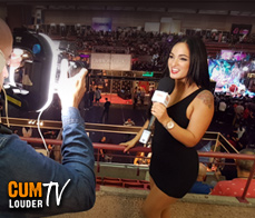 Claudia Bavel presentando a Yunnox Moon