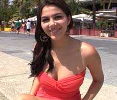 Valentina Nappi stellt ihren großen Arsch zur Schau